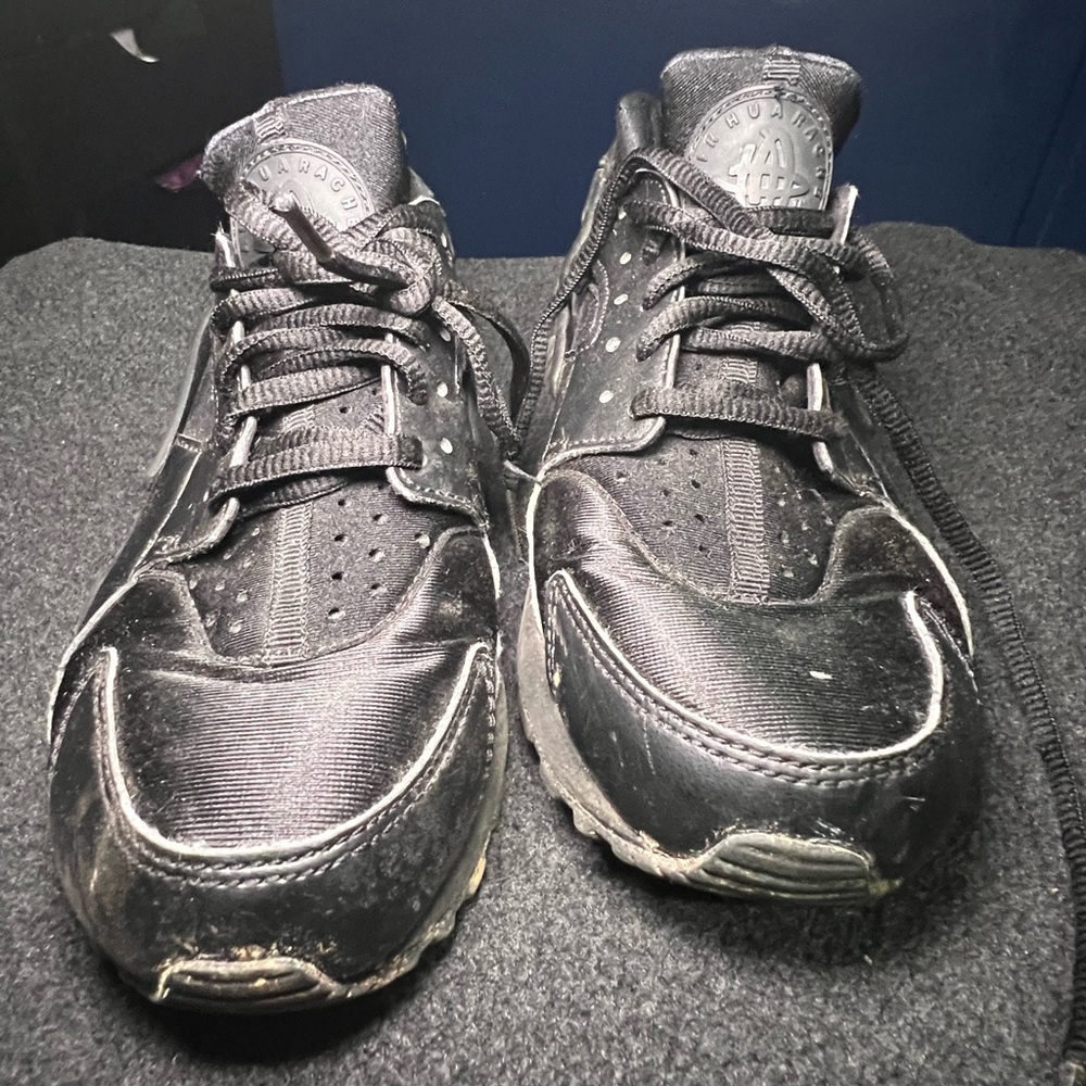 Men's Black Athletic Shoes